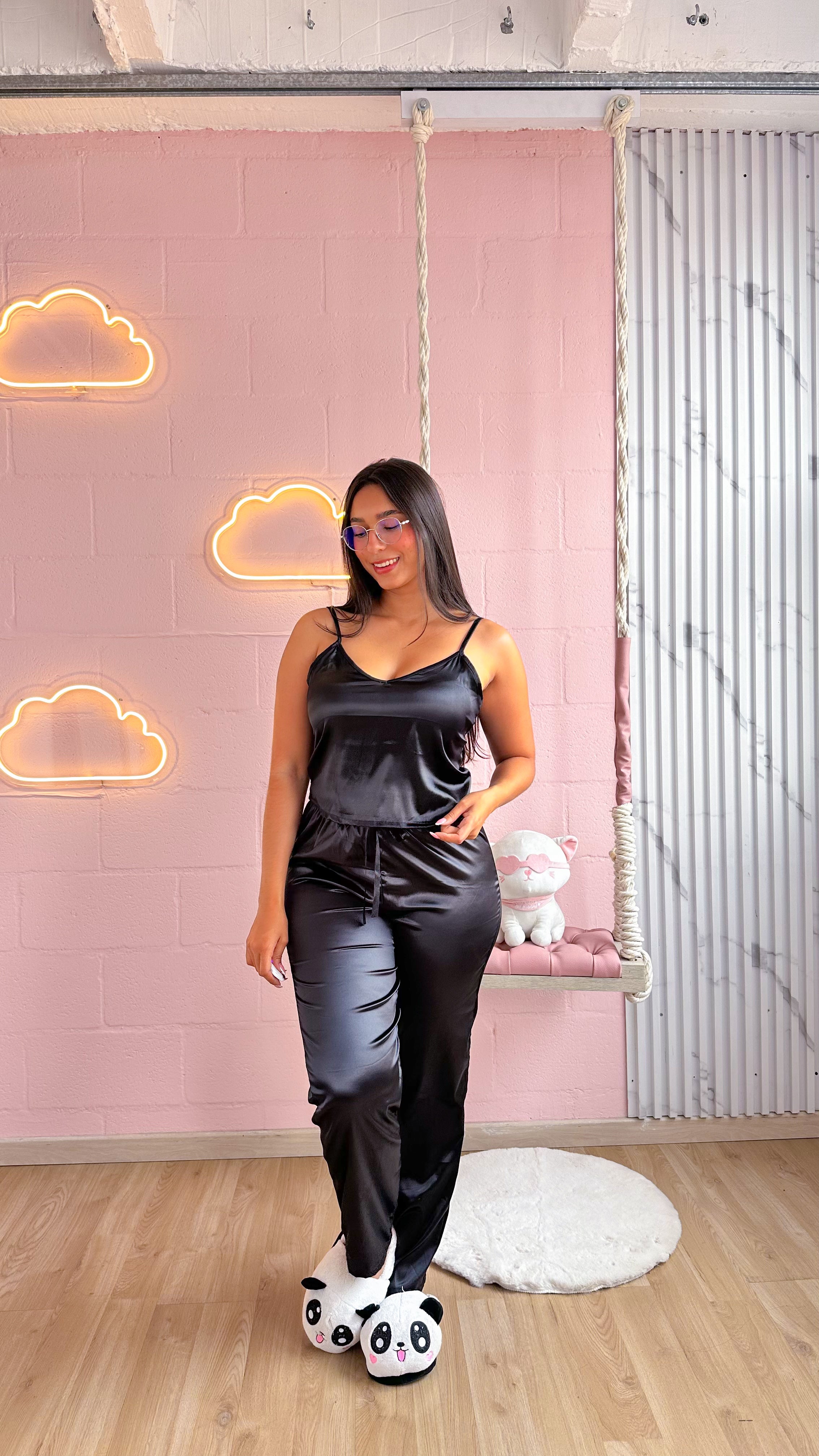 Pijama con blusa y pantalon de satin y detalles de encaje.